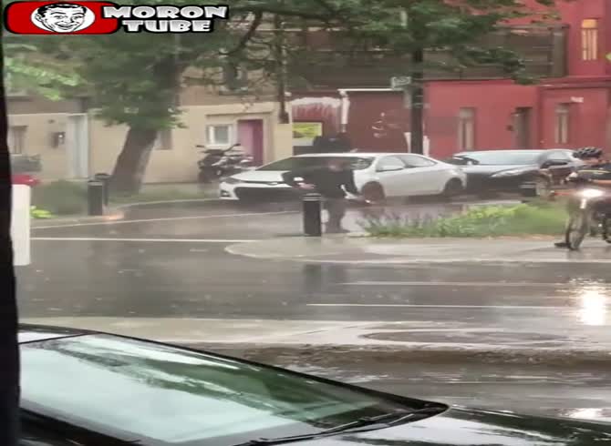 Video :A curious man is surprised by an angry manhole cover
